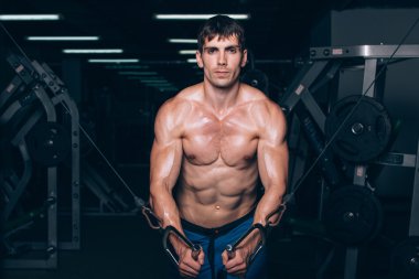 spor salonunda egzersiz kadar iterek yakışıklı vücut geliştirmeci çalışır