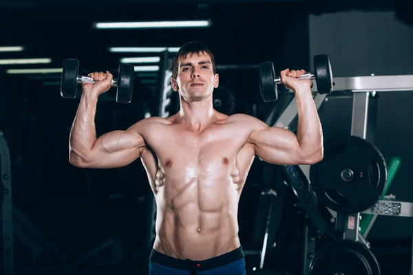 Muscle man doing bicep curls. — Stock Photo, Image