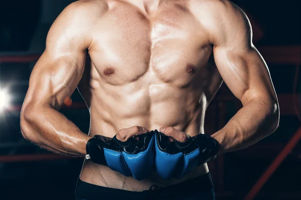 М'язистий боєць кікбоксингу з синіми рукавичками — стокове фото