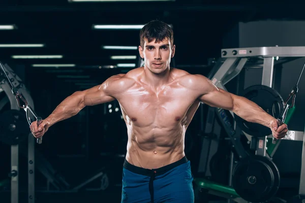Stilig bodybuilder funkar driver upp träning i gym — Stockfoto