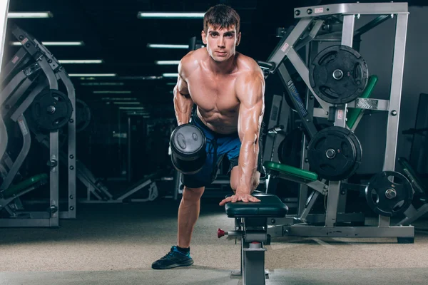 Spor, fitness, yaşam tarzı ve insanlar kavramı - kas spor salonunda dumbbells ile esneme — Stok fotoğraf