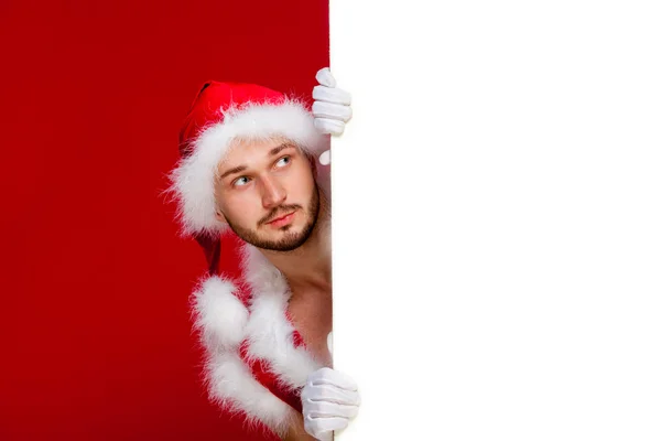 El muy musculoso bronceado guapo sexy Santa Claus en rojo bac —  Fotos de Stock