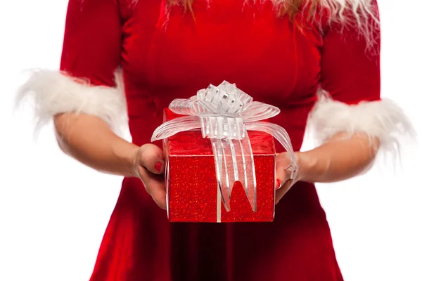 Natal, x-mas, inverno, conceito de felicidade - Presentes do tempo - caixa de presente na mão meninas em santa chapéu auxiliar, sobre fundo vermelho — Fotografia de Stock