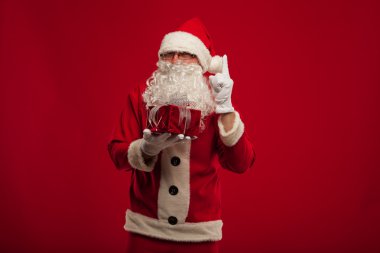 Fotoğraf xmas hediye veriyor ve cam seyir tür Santa Claus