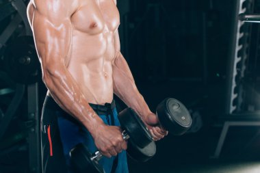 Kas pazı bukleler yapan erkek.