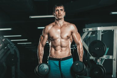 Kas pazı bukleler yapan erkek.