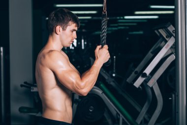 Kaslı adam, triceps, güçlü erkek çıplak gövde abs egzersizleri yapıyor spor salonunda egzersiz