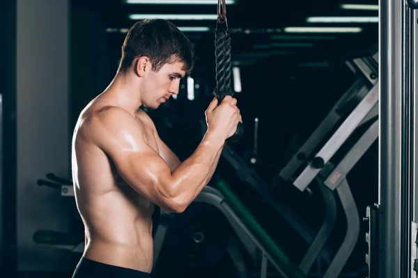 Svalnatý muž pracuje v tělocvičně CVÍČENÍ na triceps, silný muž nahý trup abs — Stock fotografie