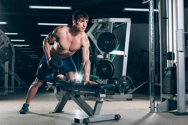 Deporte, fitness, estilo de vida y concepto de personas - flexionar los músculos con pesas en el gimnasio —  Fotos de Stock