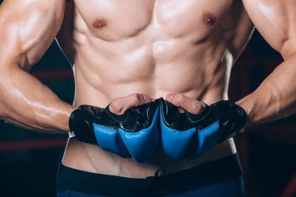 Muskulöser Kämpfer Kickbox mit blauen Handschuhen — Stockfoto