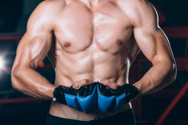 Muscular Fighter kickbox Con guanti blu — Foto Stock