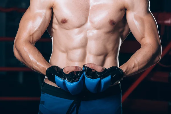 Muskulöser Kämpfer Kickbox mit blauen Handschuhen — Stockfoto