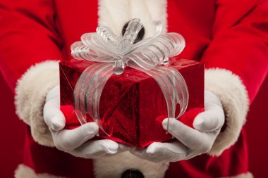 Fotoğraf xmas hediye veriyor ve cam seyir tür Santa Claus