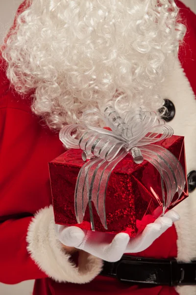 Фото роду Санта Клауса даючи xmas подарунок та переглядають веб-камера — стокове фото