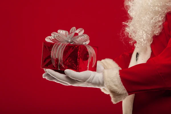 クリスマス ギフト ボックス、赤 backgro の手袋をしたサンタ クロースの写真手 — ストック写真