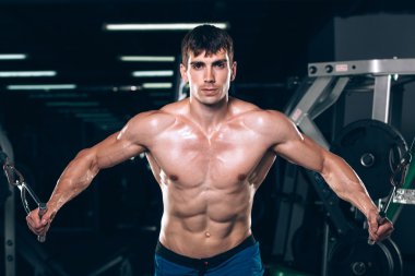 spor salonunda egzersiz kadar iterek yakışıklı vücut geliştirmeci çalışır