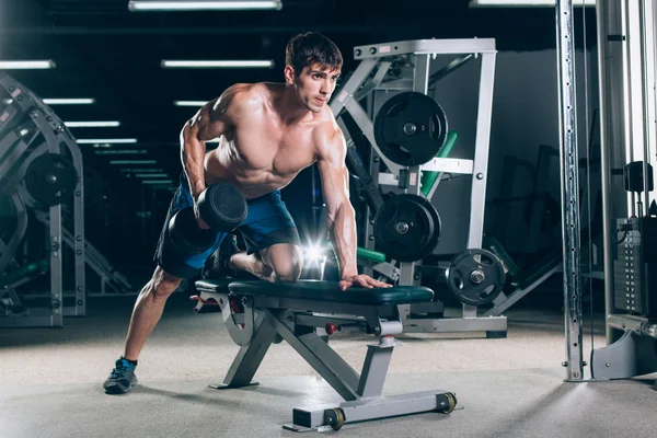 스포츠, 피트 니스, 라이프 스타일과 사람 개념-체육관에서 아령으로 근육을 flexing — 스톡 사진