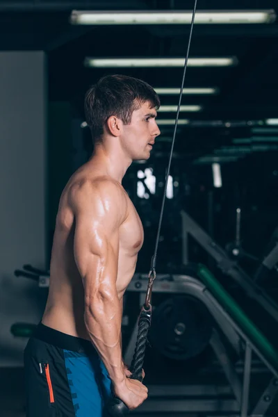 М'язистий чоловік, який працює в тренажерному залі, виконує вправи на трипсах, сильний чоловік голий торс abs — стокове фото