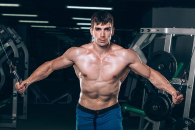 spor salonunda egzersiz kadar iterek yakışıklı vücut geliştirmeci çalışır