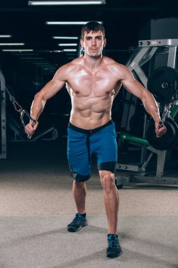 spor salonunda egzersiz kadar iterek yakışıklı vücut geliştirmeci çalışır