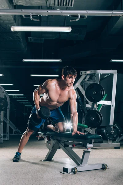 Deporte, fitness, estilo de vida y concepto de personas - flexionar los músculos con pesas en el gimnasio —  Fotos de Stock