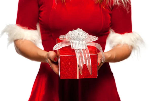 Natal, x-mas, inverno, conceito de felicidade - Presentes do tempo - caixa de presente na mão meninas em santa chapéu auxiliar, sobre fundo vermelho — Fotografia de Stock