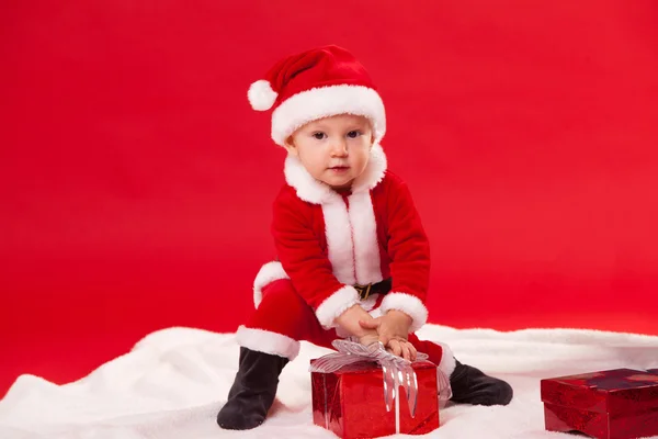 Красивий маленький дитина святкує Різдво. Нові років свята. подарунок — стокове фото