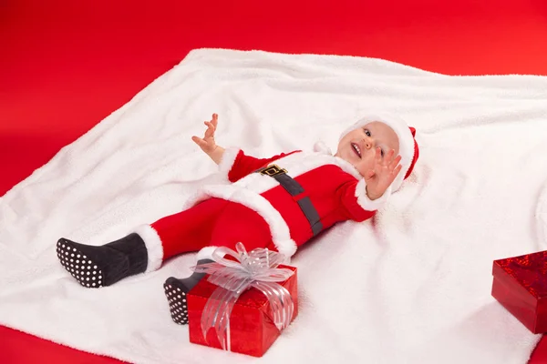Szép kis baba ünnepli a karácsonyt. Új évben ünnepek. ajándék — Stock Fotó