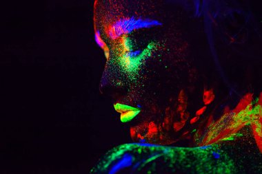 Güzel dünya dışı model ve kadın ile mavi heair neon ışık yeşil dudaklar. Floresan Makyajlı kadın Uv renkli makyaj ile poz sanat tasarım güzel model portresi olduğunu
