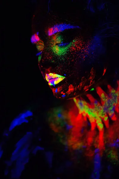 Mulher modelo extraterrestre bonita em luz de néon. É retrato de modelo bonito com maquiagem fluorescente, design de arte da fêmea posando em UV com maquiagem colorida. Isolado em fundo preto — Fotografia de Stock