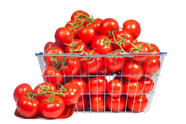 Hay una cesta llena de tomate rojo maduro. Imagen conceptual de la compra de verduras y alimentación saludable . — Foto de Stock