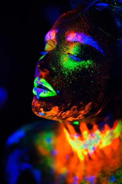 Mulher modelo extraterrestre bonita em luz de néon. É retrato de modelo bonito com maquiagem fluorescente, design de arte da fêmea posando em UV com maquiagem colorida. Isolado em fundo preto — Fotografia de Stock