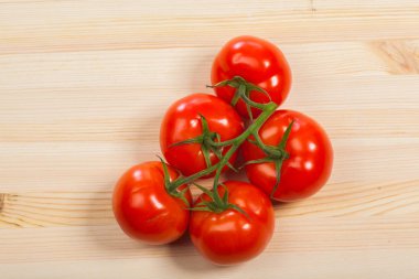 Taze kırmızı domates izole ahşap tablo