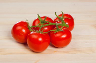 kök ahşap masa üzerinde ile organik kırmızı domates