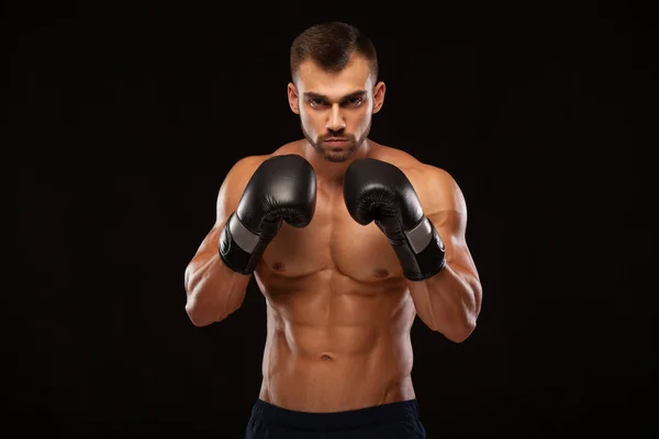 Kas genç adam boks eldiven altı bohça abs ile mükemmel gövde ile farklı hareketleri gösteren ve izole üzerinde siyah arka plan ile boşaltmak grev — Stok fotoğraf