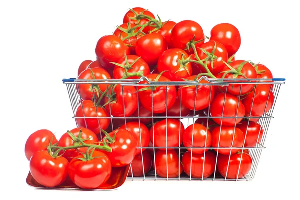 Hay una cesta llena de tomate rojo maduro. Imagen conceptual de la compra de verduras y alimentación saludable . — Foto de Stock