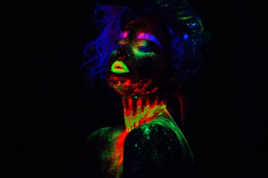 Güzel dünya dışı model ve kadın ile mavi heair neon ışık yeşil dudaklar. Floresan Makyajlı kadın Uv renkli makyaj ile poz sanat tasarım güzel model portresi olduğunu