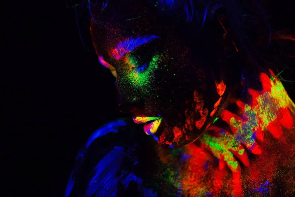 Mulher modelo extraterrestre bonita em luz de néon. É retrato de modelo bonito com maquiagem fluorescente, design de arte da fêmea posando em UV com maquiagem colorida. Isolado em fundo preto — Fotografia de Stock