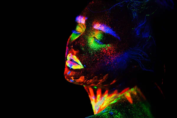 Vackra utomjordiska modell kvinna i neonljus. Det är porträtt av vackra modell med fluorescerande make-up, Art design av kvinnliga poserar i Uv med färgglada make up. Isolerad på svart bakgrund — Stockfoto