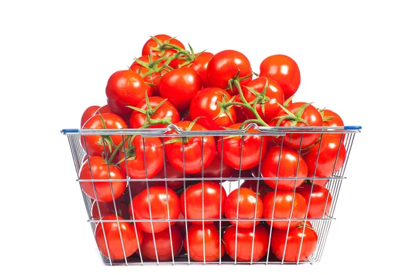 Hay una cesta llena de tomate rojo maduro. Imagen conceptual de la compra de verduras y alimentación saludable . — Foto de Stock