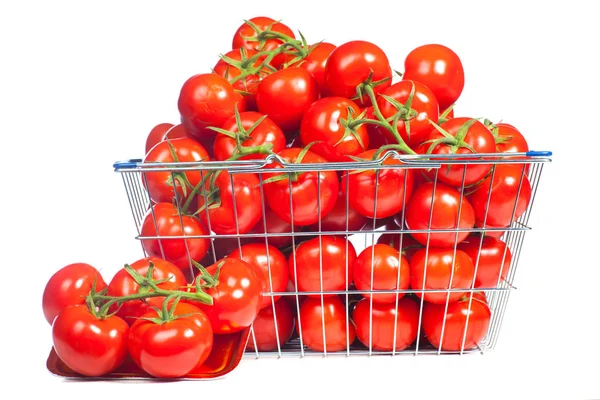 那里是充满了红色的成熟番茄的购物篮。购买蔬菜和健康饮食的概念性表示图. — 图库照片