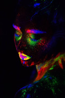Güzel dünya dışı model neon ışık kadında. Bu güzel modeli ile floresan makyaj, kadın Uv renkli makyaj ile poz sanat tasarım portresi var. Siyah arka plan üzerine izole