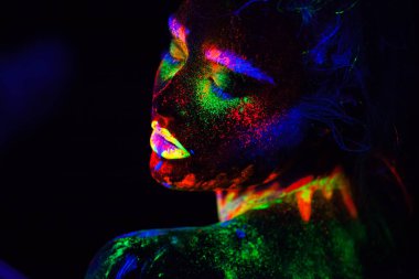 Güzel dünya dışı model neon ışık kadında. Bu güzel modeli ile floresan makyaj, kadın Uv renkli makyaj ile poz sanat tasarım portresi var. Siyah arka plan üzerine izole