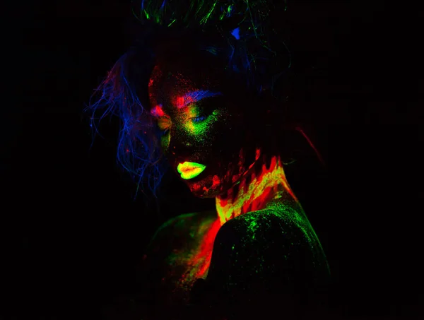 Mulher modelo extraterrestre bonita com heair azul e lábios verdes em luz de néon. É retrato de modelo bonito com maquiagem fluorescente, design de arte da fêmea posando em UV com maquiagem colorida — Fotografia de Stock