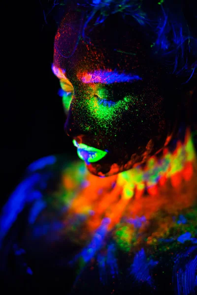 Schöne außerirdische Model-Frau im Neonlicht. Es ist das Porträt eines schönen Modells mit fluoreszierendem Make-up, Kunstdesign von Frauen, die in UV mit buntem Make-up posieren. isoliert auf schwarzem Hintergrund — Stockfoto