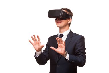 Sanal gerçeklik gözlükleri. beyaz arka plan üzerinde izole, giydiği siyah takım elbiseli genç yakışıklı işadamı