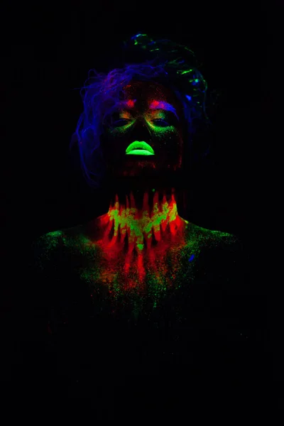 Schöne außerirdische Model-Frau mit blauen Haaren und grünen Lippen in Neonlicht. es ist Porträt des schönen Modells mit fluoreszierendem Make-up, Kunstdesign der weiblichen posiert in UV mit buntem Make-up — Stockfoto