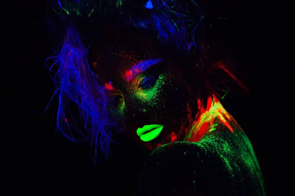 Vackra utomjordiska modell kvinna med blått hår och gröna läppar i neonljus. Det är nära porträtt av vackra modell med fluorescerande make-up, Art design av kvinnliga poserar i Uv med färgglada — Stockfoto