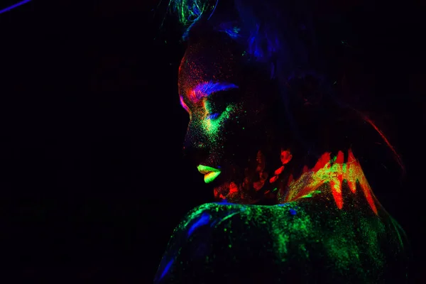 Vackra utomjordiska modell kvinna med blå heair och gröna läppar i neonljus. Det är porträtt av vackra modell med fluorescerande make-up, Art design av kvinnliga poserar i Uv med färgglada make up — Stockfoto