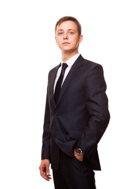 Siyah elbiseli genç yakışıklı işadamı düz beyaz arka plan üzerinde izole portre duruyor